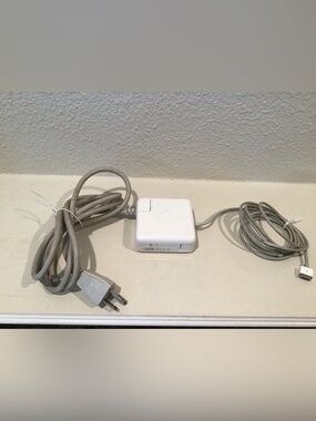 Apple 60W MagSafe Power Adapter in White